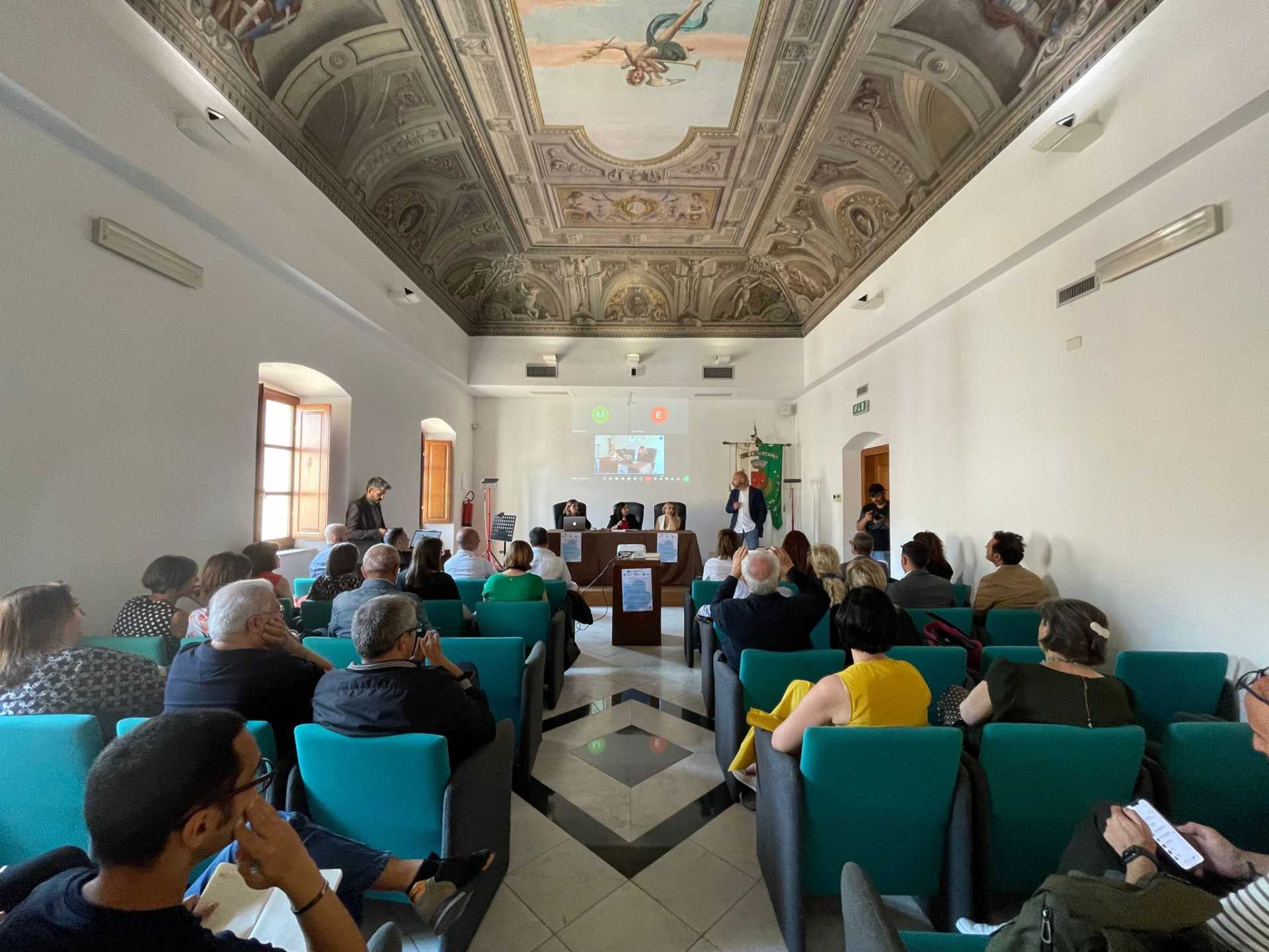 SALA AFFRESCHI GREMITA PER IL CONVEGNO SUI TIROCINI DI INCLUSIONE SOCIALE PER RDC