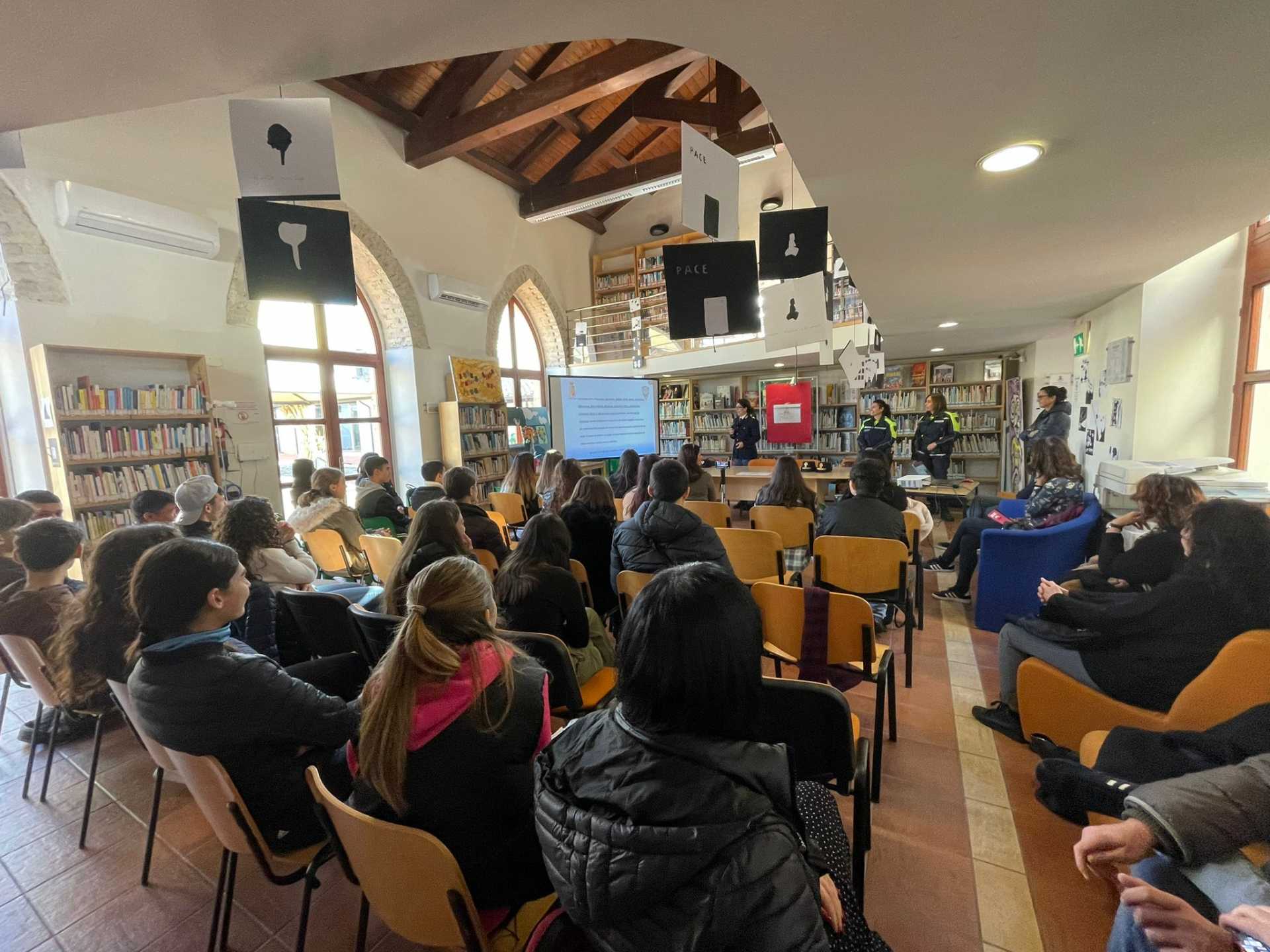 LOTTA AL BULLISMO, STUDENTI IN BIBLIOTECA A LEZIONE CON LE FORZE DELL'ORDINE