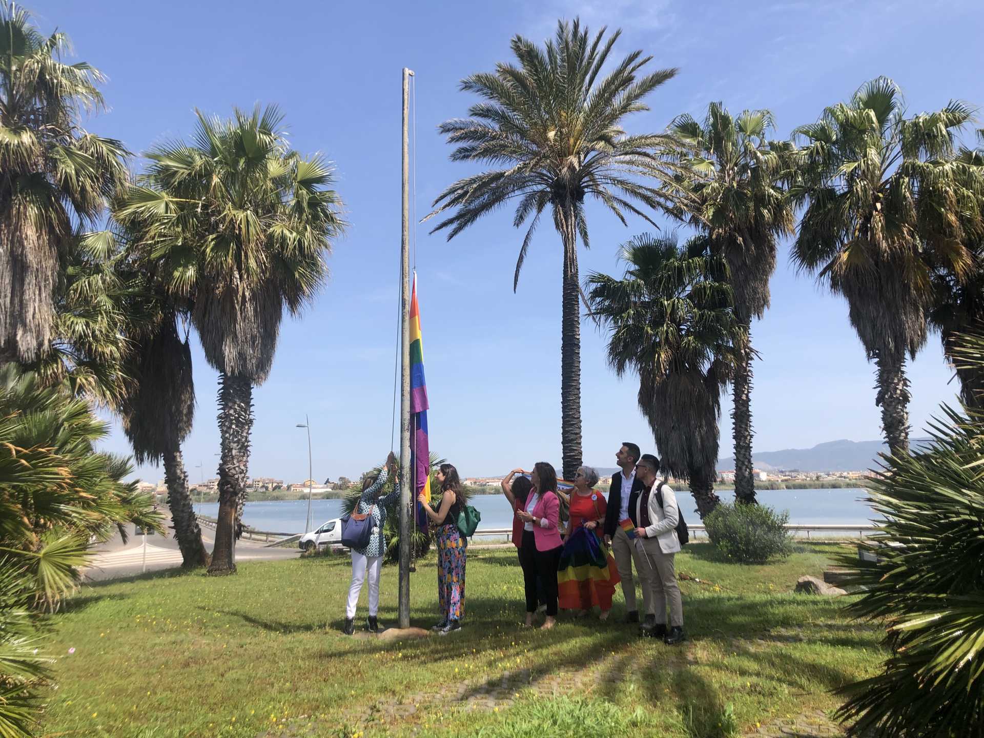 BANDIERE ARCOBALENO DAVANTI AL PALAZZO CIVICO E NELLE STRADE DI QUARTU