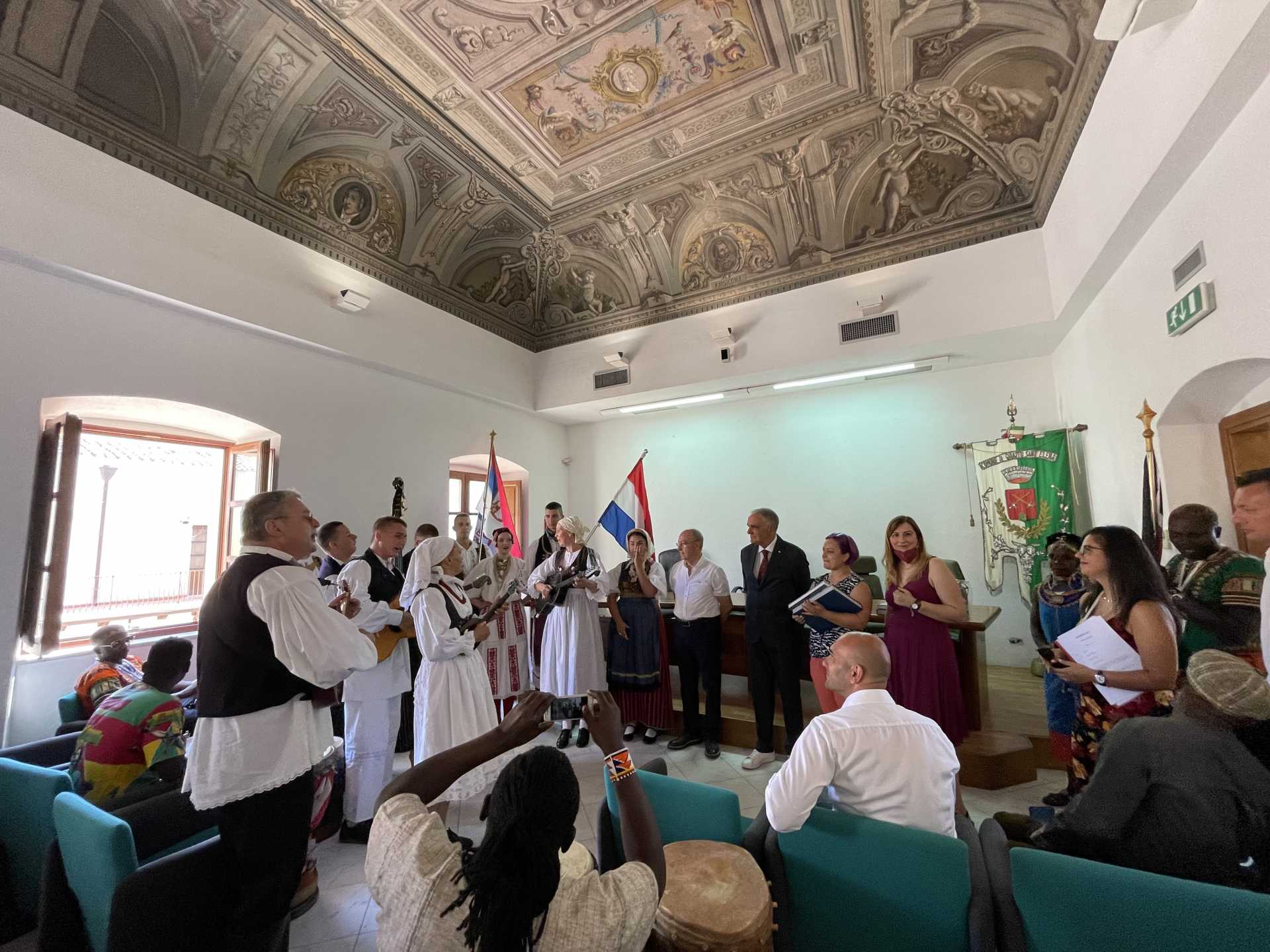 LE ISTITUZIONI QUARTESI INCONTRANO I GRUPPI FOLK PRESENTI PER SCIAMPITTA