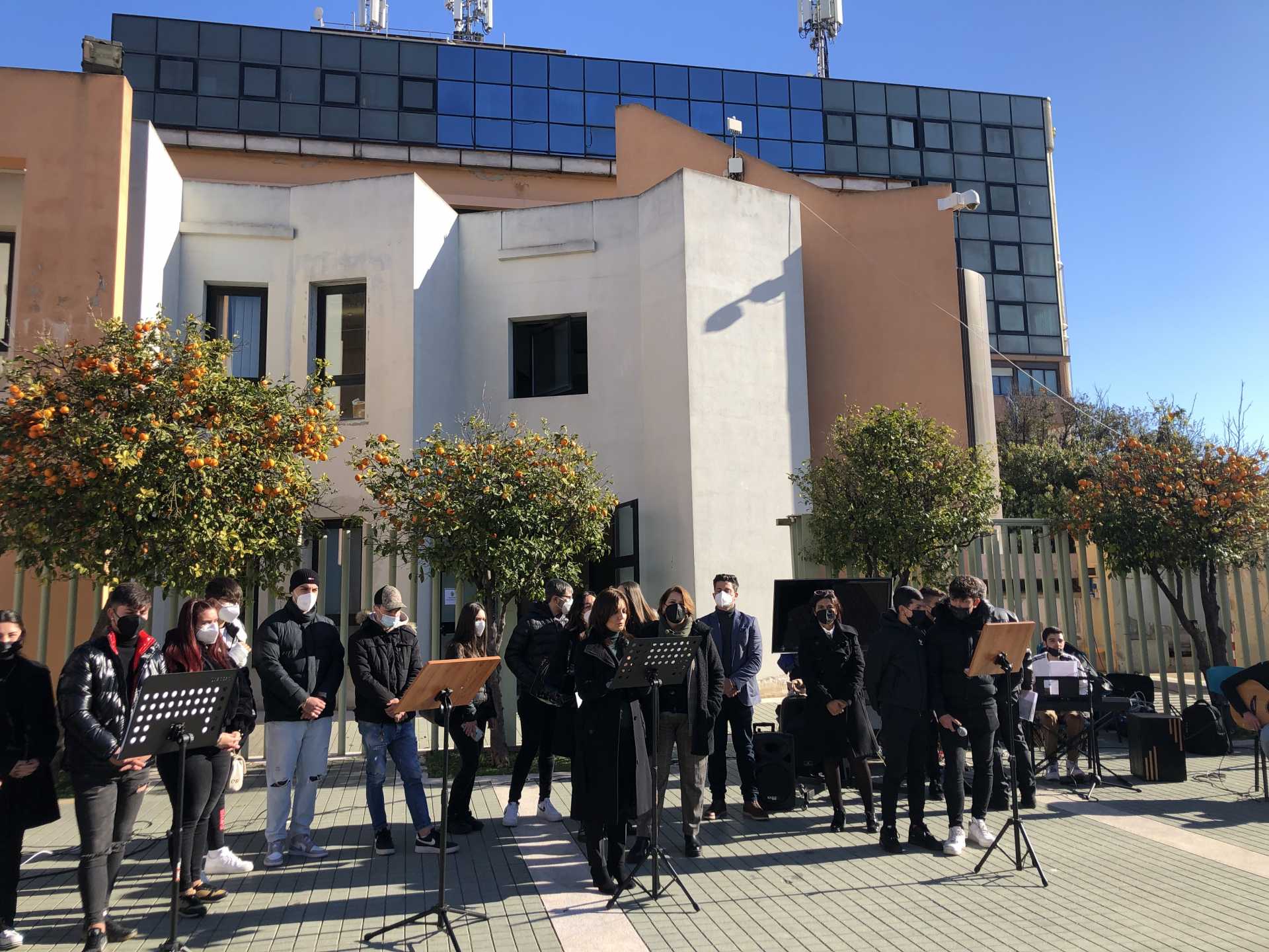 STUDENTI E ISTITUZIONI IN PIAZZA PER ONORARE LA GIORNATA DELLA MEMORIA