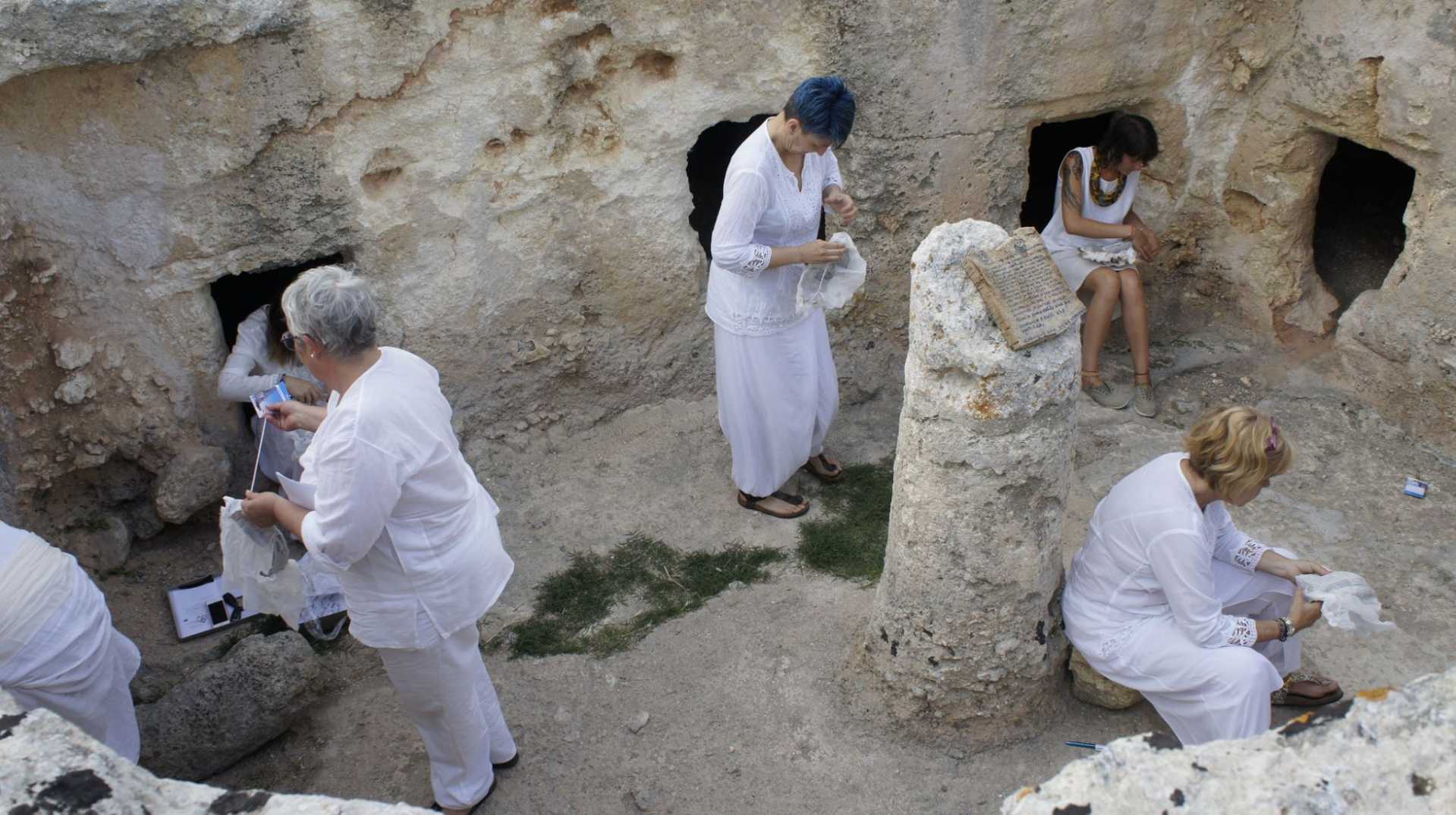 MATRILINEARE CONNECTIONS, PERCORSO POETICO TEATRALE ISPIRATO ALLA  DEA MADRE