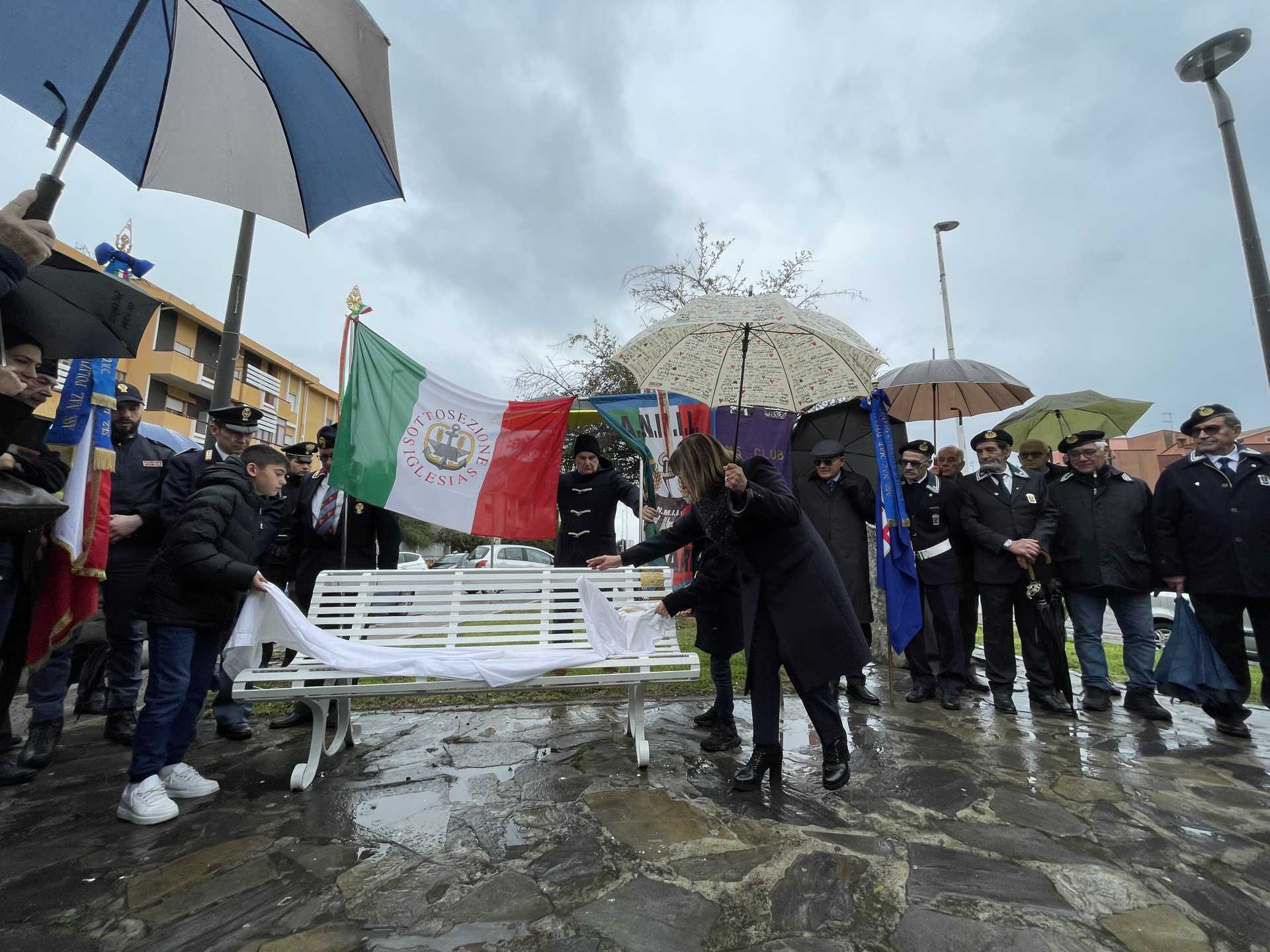 IN PIAZZA FRACASSO-SPOLITU UNA PANCHINA BIANCA PER LE VITTIME SUL LAVORO