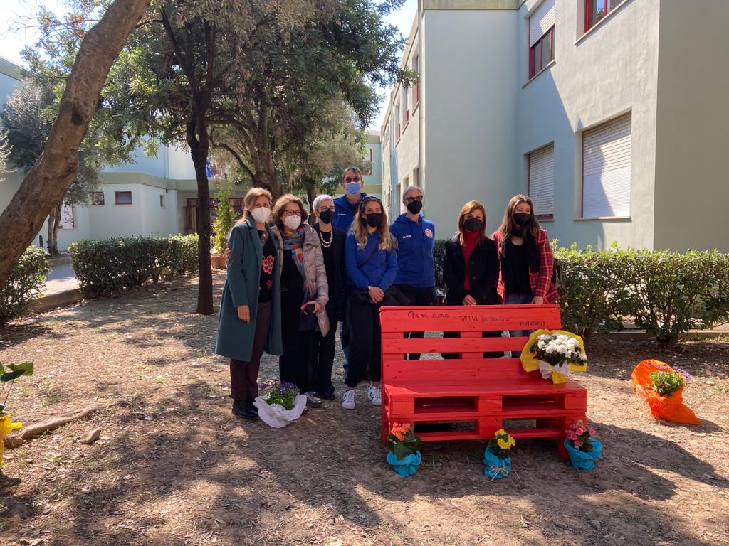 DUE NUOVE PANCHINE ROSSE CONTRO LA VIOLENZA GRAZIE ALLE INIZIATIVE DEGLI STUDENTI QUARTESI