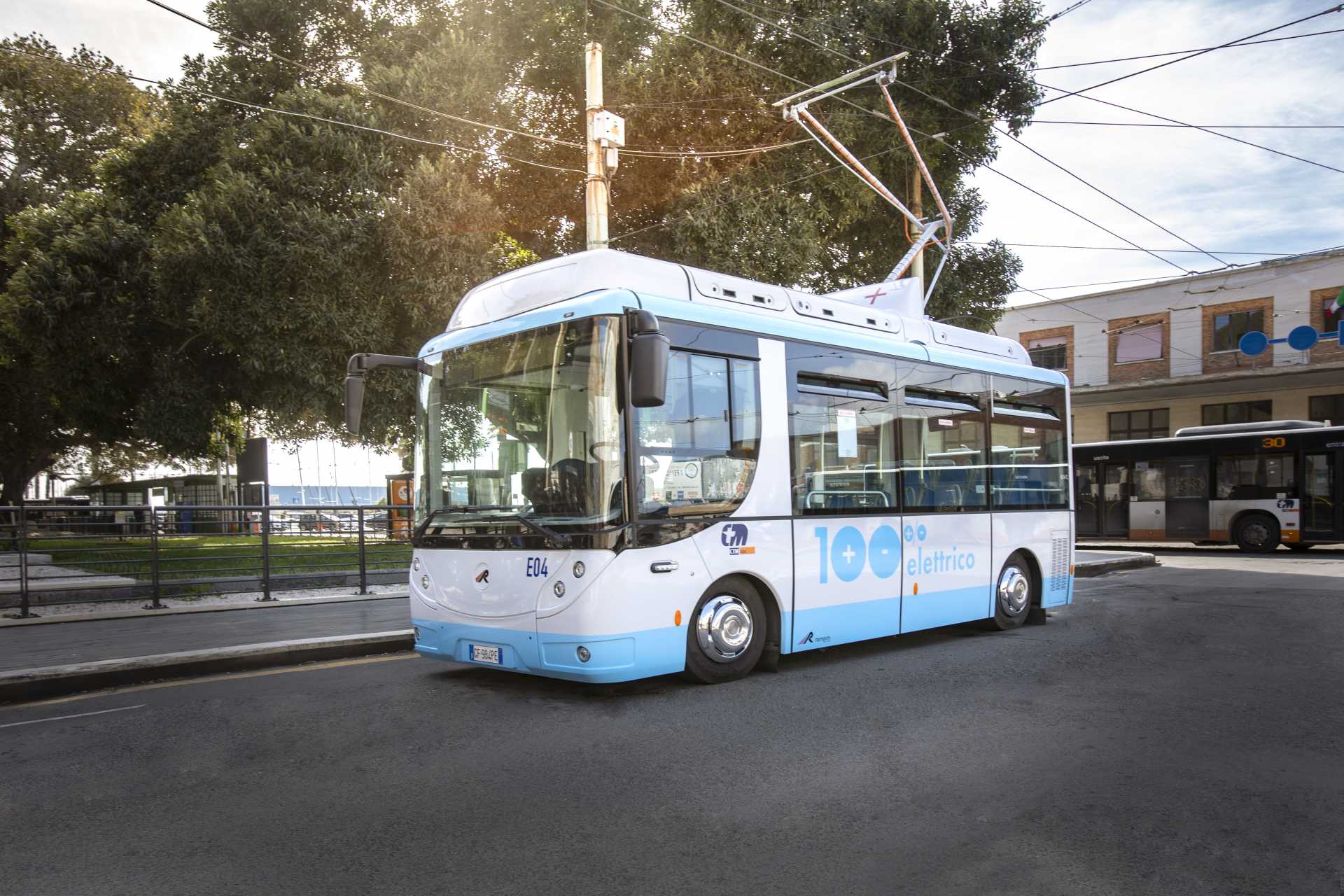 A QUARTU LA LINEA 40 VIAGGIA CON NUOVI AUTOBUS ELETTRICI SI RICARICANO ALLA FERMATA