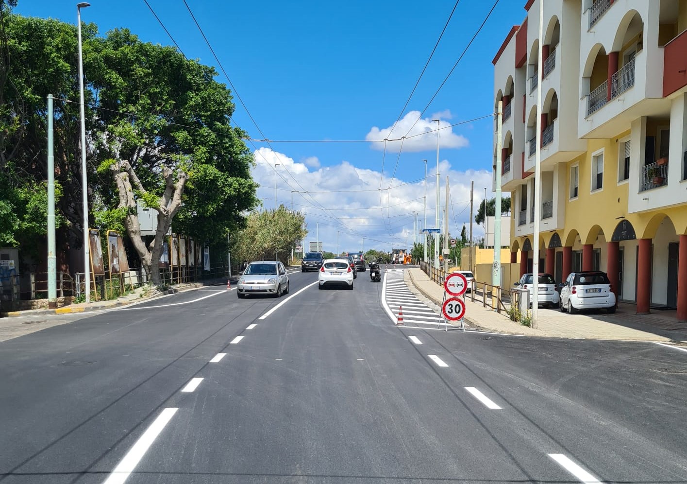 NUOVO LOOK IN VIA BRIGATA SASSARI, DOPO IL BITUME C'È ANCHE LA SEGNALETICA